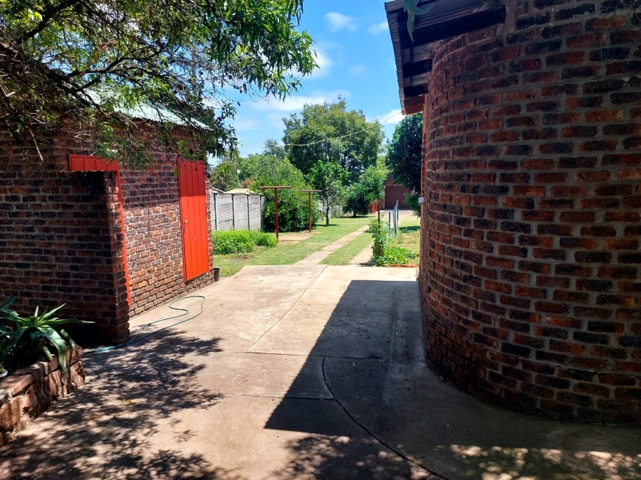 8 Bedroom Property for Sale in Swartruggens North West